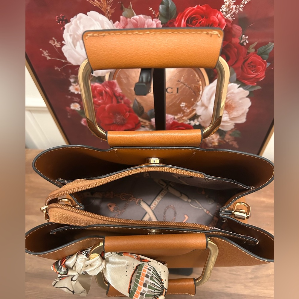 Elegant Tan Handbag with Chain Strap - Picture 5 of 9